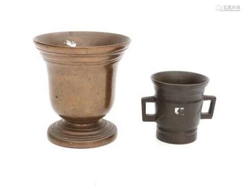 Two bronze mortars. 18th centuryheight 8,5 en 14 cm.- - -29.00 % buyer's premium on the hammer