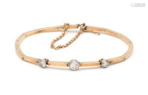 14 carat pink gold hinged bracelet, from the late 19e - early 20e century. Set with three old-