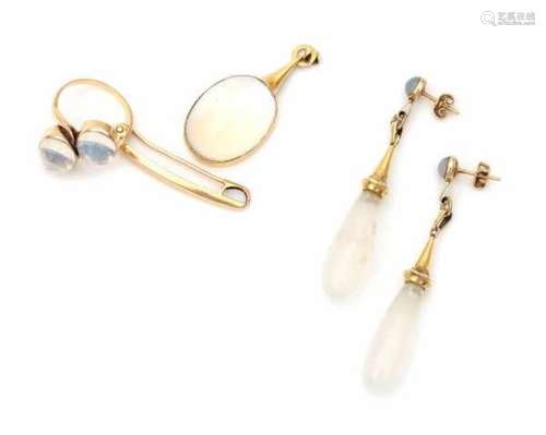 Gold demi parure set with moonstone, consisting of a pendant, a ring and earrings. Including a plain