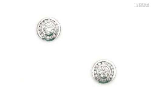 18 carat white gold diamond ear studs. Set with ca. 0.80 ct. brilliant cut diamonds in total, center