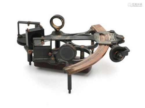 A sextant with bakelite handle and in box. Hezzanith, Heath & co.Chest 13 x 28 x 27 cm.- - -29.