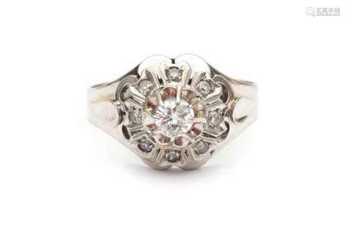 18 carat white gold diamond cluster ring, from the 60's, set with a briliant cut diamond of ca. 0.23