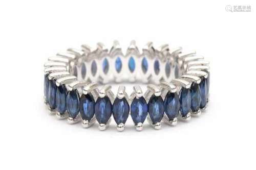 18 carat white gold eternity band with marquise cut sapphires. S 17.5/55. Width: ca. 4 mm. Gross