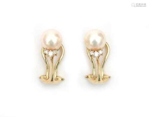 14 carat gold cultured Akoya pearl and diamond earclips.Gross weight: 4.6 g.- - -29.00 % buyer's