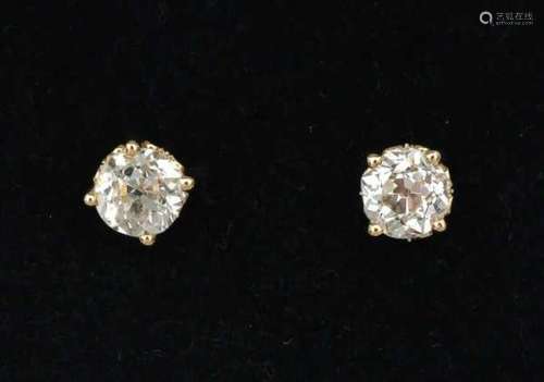 18 carat gold solitaire ear studs with diamonds, ca. 3.20 ct. in total. Old mine cut Diamonds in a