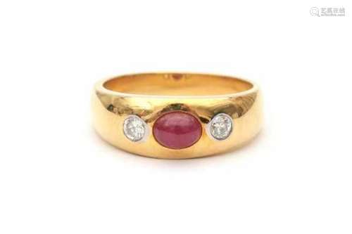 18 carat yellow ring set with ruby and two diamonds, total ca. 0.30 ct. Gross weight: 10.5 g.