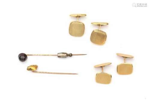 Collection of two tie pins and two pairs of gold cuff links from the 70's. Gross weight: 14.4