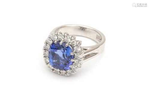 14 carat white gold tanzanite cluster ring. A mixed cusion cut tanzanite of ca. 5.63 carat,