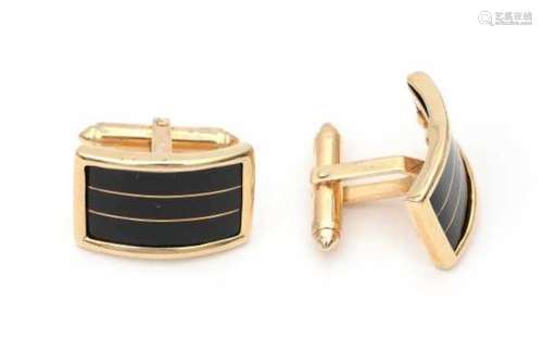 14 carat yellow gold pair of onyx cuff links of rectangular design, elaborated with inlay work.