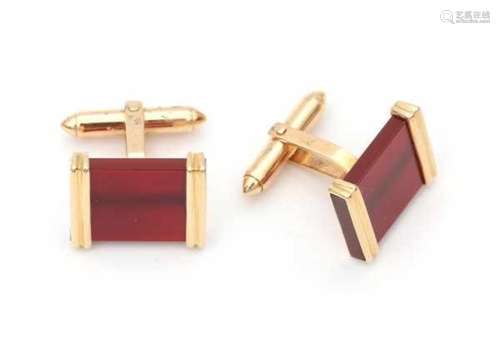 14 carat yellow gold pair of cuff links, rectangular model, set with carnelian. Dutch hallmarks