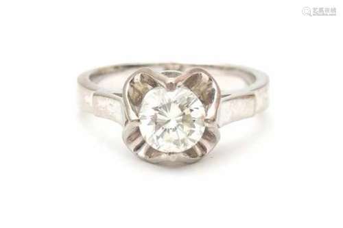 18 carat white gold solitaire ring with a diamond of ca. 0.90 ct., ca. M-N, VS2. Russian hallmarks