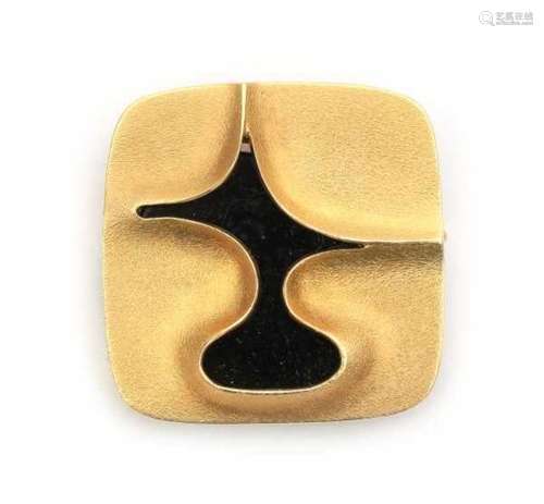 18 carat yellow gold brooch in square design from the eighties, with onyx Hallmarked at the back for