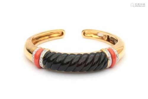 18 carat gold bracelet with onyx, coral, and diamonds. diamonds total of ca. 0.54 ct. Internal