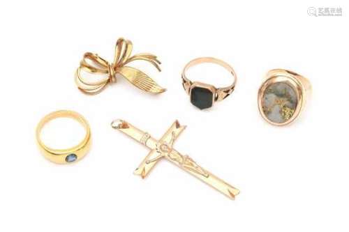 Collection of five pieces of jewellery comprising a crucifix, three gold rings and a bow brooch.