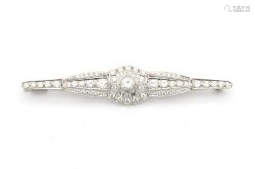 14 carat white gold diamond bar brooch set with brilliant cut diamonds, central diamond ca. 0.25 ct,