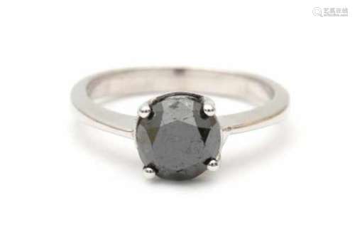 18 carat white gold solitaire ring with black diamond of ca. 1.9 ct. set in a four prong setting,