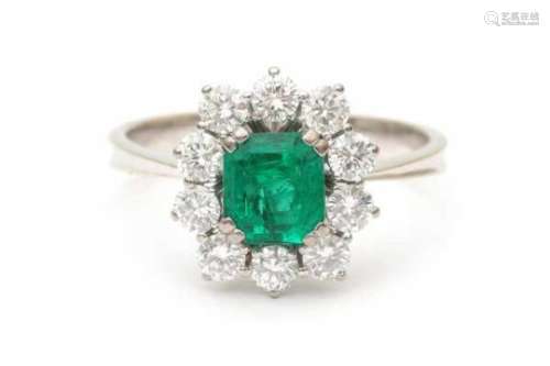 18 carat white gold Emerald and diamond gold cluster ring. Diamonds ca. 1 ct. in total, assessed