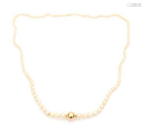Natural seed pearl necklace on yellow gold clasp, incl. gemmological certificate of dutch laboratory