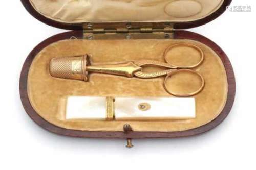 14 carat pink gold sewing set in wooden case, comprising a scissors with cover, a thimble and a