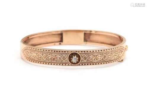Pink gold antique bangle with a rose cut Diamond set in the center, ca. 1880. Floral decoration on