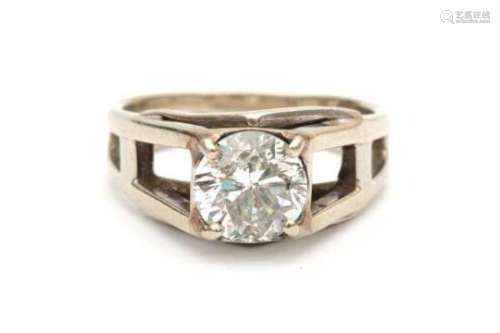 14 carat white gold diamond solitaire ring, ca. 1.94 ct. Set in a domed geometrical designed