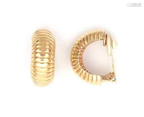 18 carat yellow gold ear clips. Designed as a half hoop decorated with vertical motif. Gross weight: