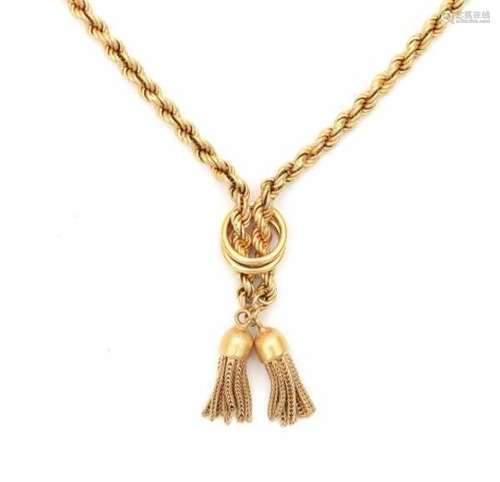 18 carat yellow gold curb necklace with two tassels suspending. Gross weight: 31.5 g.Length: ca.