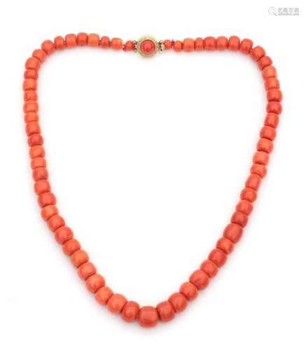 A precious coral necklace with a gilded clasp elaborated with a bouton piece of coral. 64 graduating