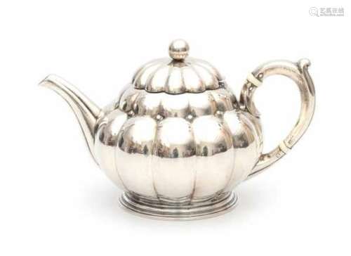 An English silver teapot. Hallmarked Sheffield.Weight: 544 gram- - -29.00 % buyer's premium on the