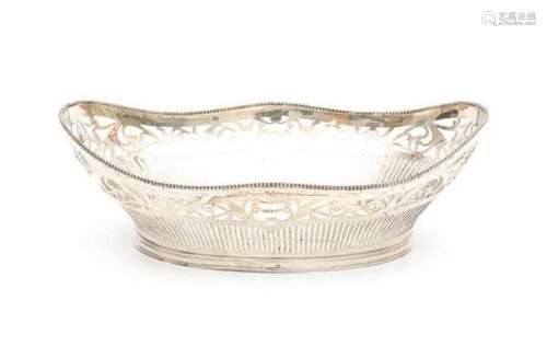 A Dutch silver bread basket. Maker's mark L. Marcelis, Wilge Langerak. Year letter 1947.Weight: