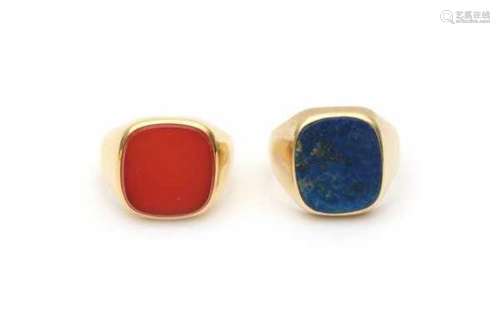 Two 14 carat gold signet rings, lapis lazuli and carnelian. Sizes: 61/19.5 en 59/19. Gross weight: