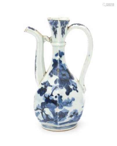 A Japanese blue and white Arita wine ewer, decorated with flowers. Edo (1603-1868)height 20,5 cm.- -