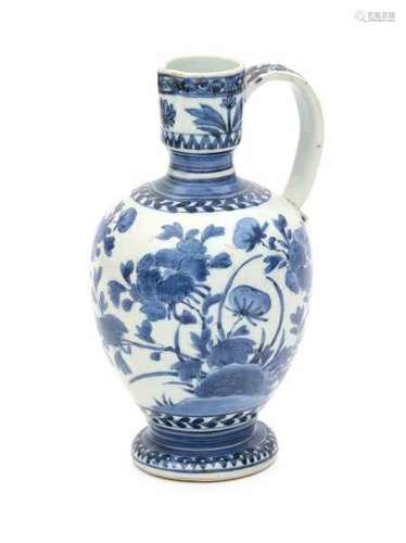 A Japanese Arita ewer, decorated with flowers. Late Edo period (1603-1868).height 26 cm.- - -29.00 %