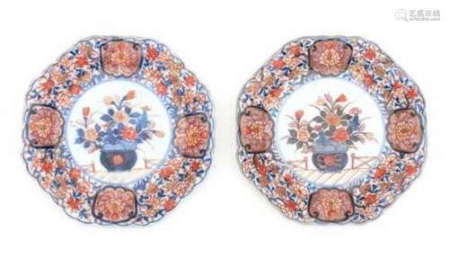 A pair of hexagonal Japanese Imari plates. Meiji (1868-1912)Diameter 19 cm.- - -29.00 % buyer's