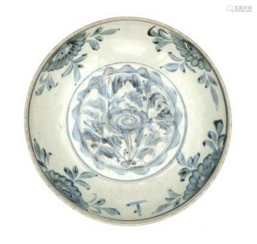 A Chinese blue and white Swatow Zhangzhou shallow bowl, decorated with a floral pattern. Late Ming