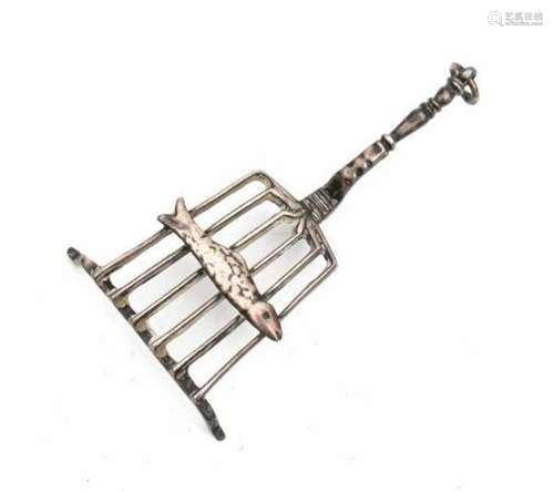 A Dutch miniature silver fish on a grill. 18th centuryLength 7 cm.- - -29.00 % buyer's premium on