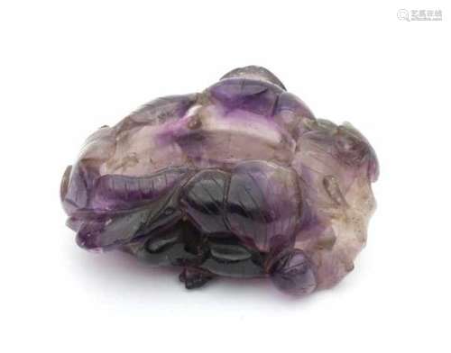 A carved amethyst lotus brush washer. 19th century.3 x 7,5 x 7 cm.- - -29.00 % buyer's premium on