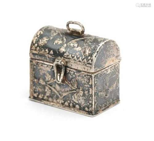 A Dutch miniature silver chest. Amsterdam. 18th/19th centuryLength 3 cm.- - -29.00 % buyer's premium