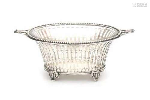 A German silver basket. With glass liner.Length 19 cm. Weight: 221 gram- - -29.00 % buyer's