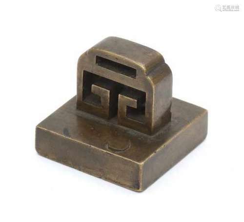 A bronze seal in Zhuanshu script3,7 x 3,7 cm.- - -29.00 % buyer's premium on the hammer price, VAT