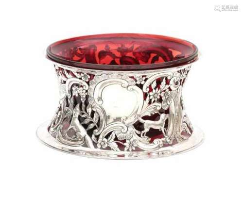 A silver bowl with red glass liner. Unmarked.Diameter 19,5 cm. Netto Weight: 526 gram- - -29.00 %