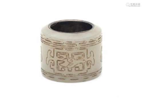 A Chinese jade archer ring with engraved pattern. 20th centuryDiameter 2,5 cm.- - -29.00 % buyer's