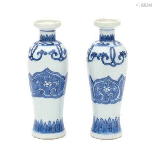 A pair of Chinese blue and white small vases. With Yu mark, 18th century.height 14 cm.- - -29.00 %