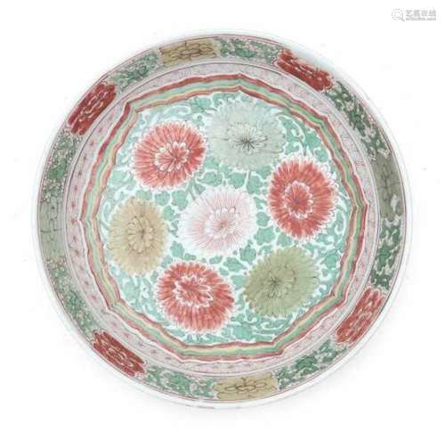 A Chinese famille verte charger decorated with chrysanthemum. Kangxi period (1662-1722).Diameter