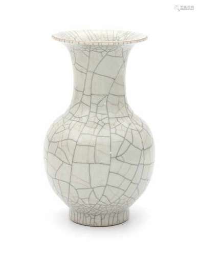 A Chinese light grey craquelled vase. With apocryphal Qianlong sealmark, 20th century.height 21 cm.-