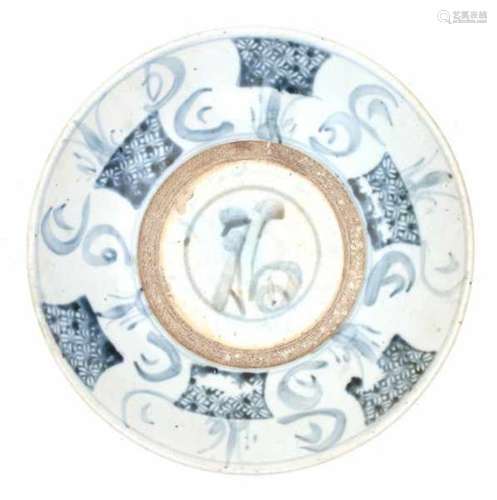 A Chinese blue and white Islamic market Swatow Zhangzhou. Ming, 17h century.Diameter 28 cm.- - -29.