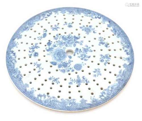 A Chinese blue and white export pierced tray, decorated with flowers. 18th century.Diameter 36