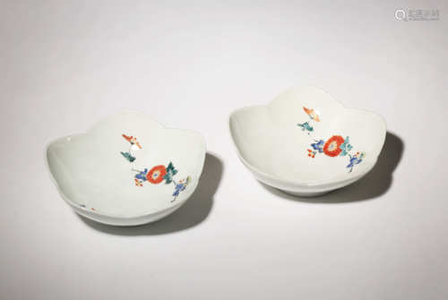 A PAIR OF JAPANESE KAKIEMON FLOWER-SHAPED DISHES