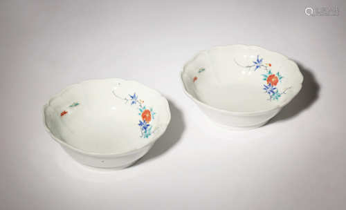 A PAIR OF JAPANESE KAKIEMON SHALLOW BOWLS