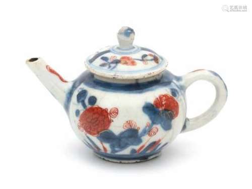 A Chinese Imari teapot, decorated with flowers. 18th centuryheight 6,5 cm.- - -29.00 % buyer's